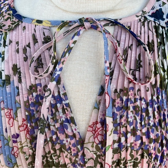 Ted Baker London Kaylahn Ditsy Accordion Pleat Blouse Pink Floral Keyhole Size 4 - Picture 5 of 12